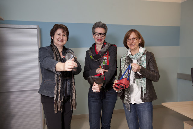 Foto: Peter Just
(v.l.n.r.) Mag.a Astrid Wurzer (Leiterin bfi IT-L@Bs Kärnten), Dr.in Barbara Drobesch-Binter (Leiterin LSP-Landessuchtpräventionsstelle Kärnten), DSAin Margit Nemeth (LSP)beim Präsentieren der „Rauschbrillen“