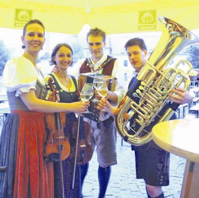 Musikanten und Weinbauern am Hauptplatz in Fürstenfeld.