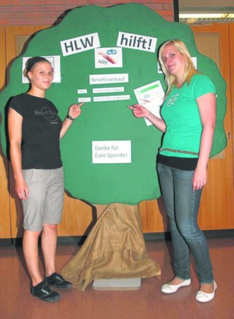 Eva Klampfer und Andrea Tschiggerl (v.l.) laden im Namen der 4a zum Benefizverkauf in den Unimarkt Feldbach.