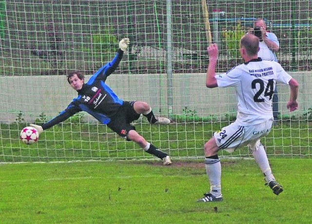 Vorentscheidung im Elferkrimi: Christoph Ertl fliegt ins richtige Eck. Foto: WOCHE