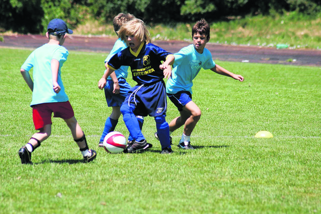 Die jungen Kicker des ASV 13 (im dunkelblauen Trikot) können weiter in der Linienamtsgasse spielen. | Foto: Archiv