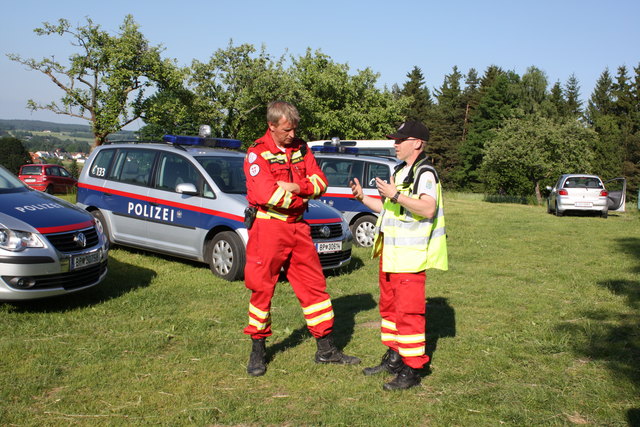 Taktikbesprechung der Rettungshundebrigade-Mitglieder.Foto: privat