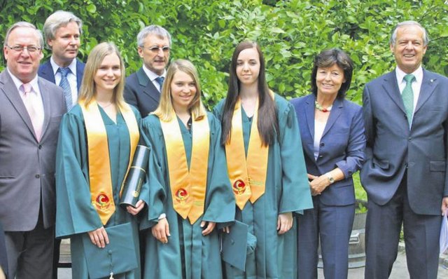 Sabrina Resch, Kerstin Liedl und Victoria Rath, Absolventinnen des Kollegs, mit Eduard Fasching, Josef Parmetler, Wolfgang Haas, Carmen Kratzer und Peter Florian.