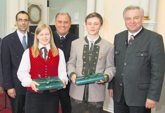 Auch Julia Pendl vom Musikverein Hainersdorf und Markus Hackl vom Musikverein Großsteinbach wurden von Hermann Schützenhöfer ausgezeichnet