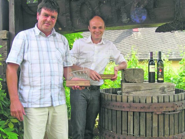 Josef Nell (l.) und Robert Platzer mit den Siegerweinen „Gelber Traminer Röhrl“ und „Königsberg“.