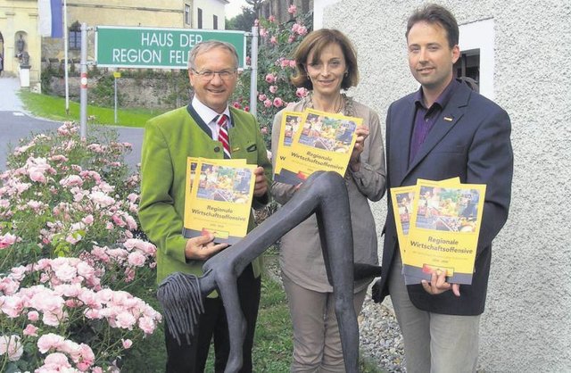 Josef Ober, Beatrix Lenz und Christian Krotscheck (v.l.) mit der Statue „Der Blumenpflücker“, Vorbild der Trophäe für die Innovationspreisträger.