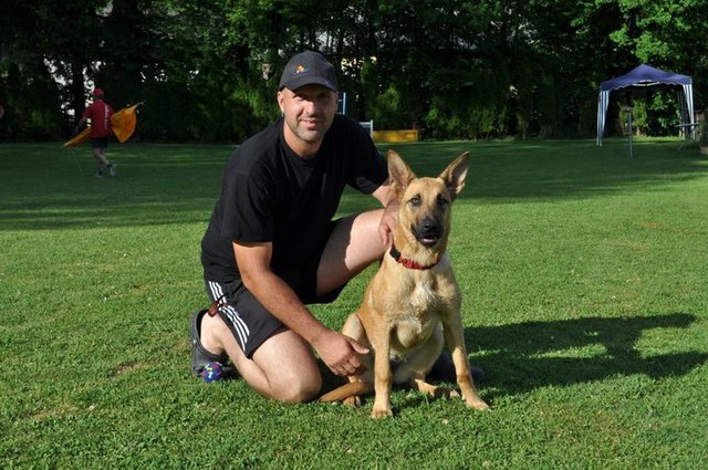 Hund und Mensch in harmonischer Partnerschaft.