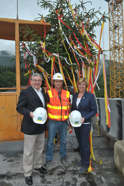 Die Gesellschafter (v.l.n.r.) der neuen KärntenTherme Warmbad-Villach: Villacher Bürgermeister Helmut Manzenreiter, Polier der Großbaustelle Werner Bachlinger, Mag. Susanna Mayerhofer, geschäftsführende Gesellschafterin des ThermenResort Warmbad-Villach.
Fotograf: Adrian Hipp