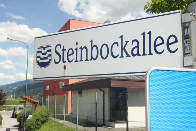 Der vierte Kindergarten auf Rumer Gemeindegebiet wird zeitgleich mit einem neuen Wohnprojekt in der Steinbockallee realisiert. Der geplante Standort für das Bauvorhaben ist das Grundstück östlich der markanten orangen Häuser. Für das Projekt, das modernsten Passivhausstandards entsprechen wird, hat die Gemeinde 2,5 Mio. Euro veranschlagt. | Foto: Gstraunthaler