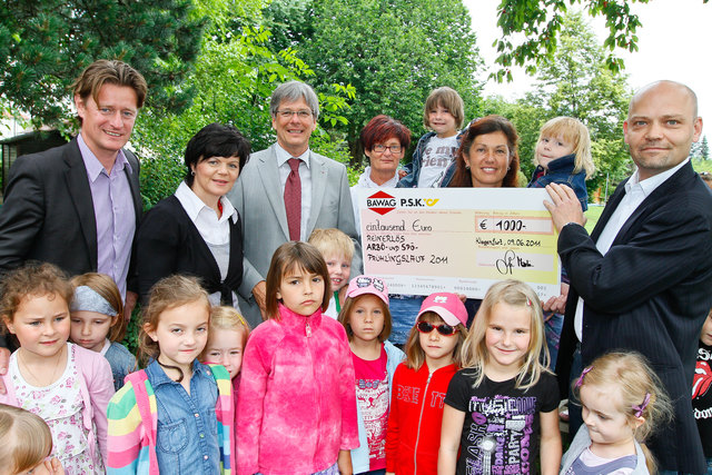 LHStv. Peter Kaiser bei der Scheckübergabe im Wert von 1000 Euro an die Leiterin des Kindergartens "Haus des Kindes", Ulrike Wehr, mit den Gemeinderäten Arno Arthofer (l), Ruth Feistritzer und Martin Lemmerhofer (r). | Foto: Foto Traussnig