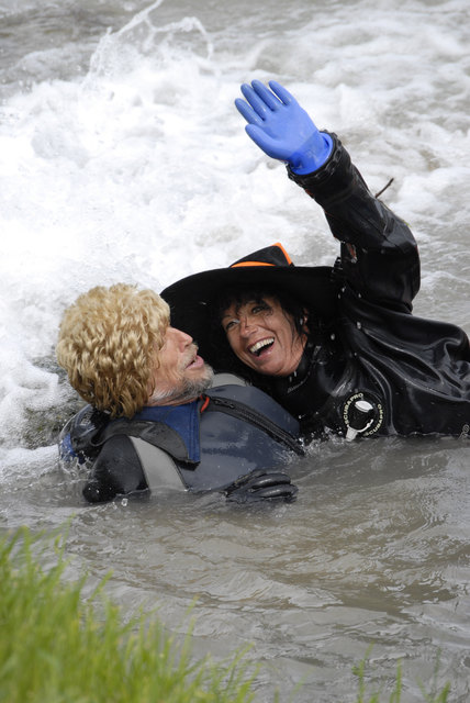 Das Salzachschwimmen zog zuletzt – das war 2008 (auf dem Archivbild zwei der damaligen Teilnehmer) knapp 400 Schwimmerinnen und Schwimmer aus dem In- und Ausland an. | Foto: Andreas Farcher