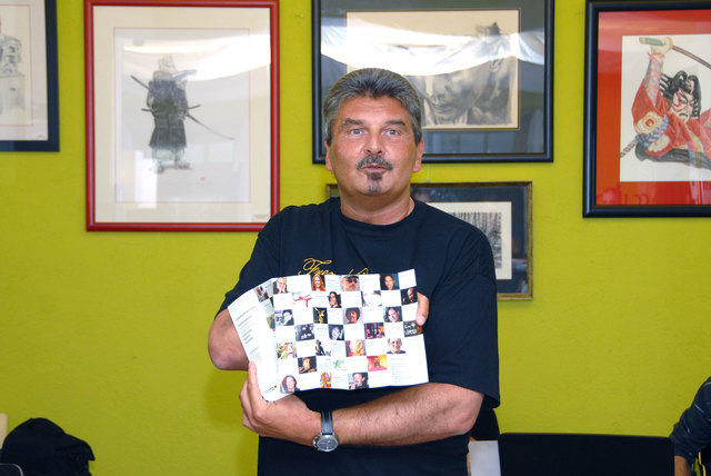 Obmann Georg Ragyoczy präsentiert den neuen Folder | Foto: Gerhard Glazmaier