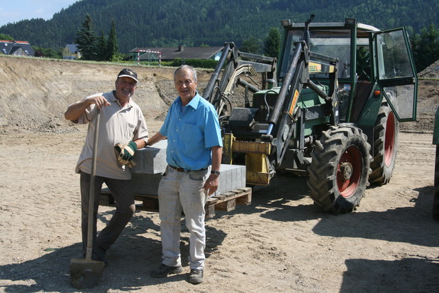 Platzwart Sigi Greier und Obmann Harald Regenfelder legen beim Platzbau fleißig Hand an.