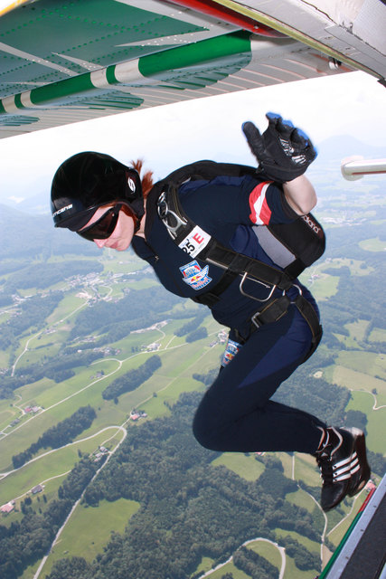 Ladypower bei Red Bull: Erstmals stürzte sich ein Damenteam der Roten Bullen aus 1000 Metern
Höhe aus dem Flugzeug. Im Bild: Bettina Schleicher beim Absprung | Foto: freigegeben von Werbeagentur ReiWo