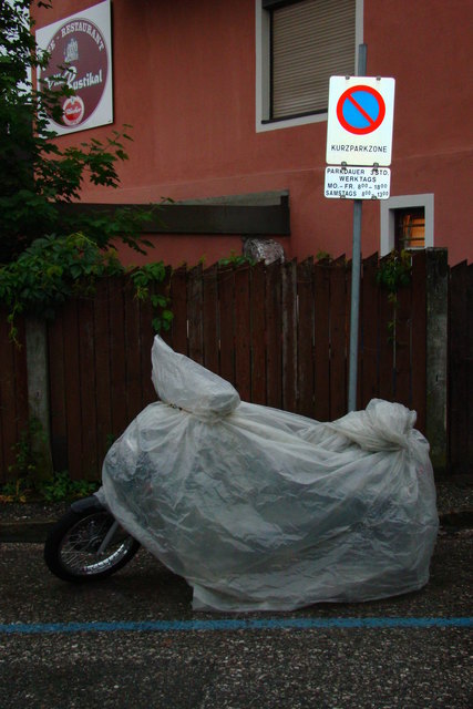Gut geschützt vor Wind und Wetter steht schon seit Tagen dieses Motorrad in Villach in einer gebührenpflichtigen Kurzparkzone - ohne Konsequenzen..... Wenn das ein Autofahrer tun würde.......