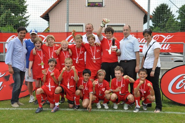 1. SpG. Mitte (Neutal, St. Martin, Stoob) mit LAbg. Christian Illedits (1.v.l.), Coca Cola Geschäftsleiter Werner Unger (2.v.r.), BFV-Jugendreferentin Gabi Pinter
