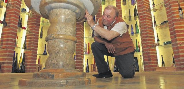 Im zuletzt gefertigten Stück, einem Marmortisch, stecken 14 Tage Schwerarbeit.
Fotos: WOCHE