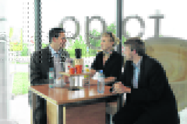 ÖAAB-Generalsekretär Lukas Mandl (l.) im Gespräch mit niederösterreichischen Pendlern bei der Autobahn-Raststation im Triestingtal (NÖ)