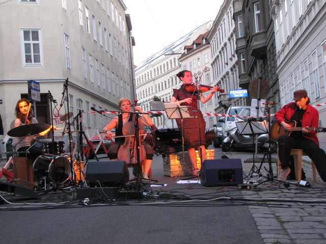 Festgetümmel in den Häuserschluchten des 8ten: Die Band-Formation Catch-Pop-String-York! heizte den Skodagassenfestbesucher gehörig ein. | Foto: Andreas Seyfang