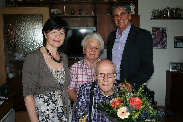 LHStv. Peter Kaiser und GR Ruth Feistritzer gratulierten Oswald Klogger zum 85er. Am Foto mit Gattin Anna.