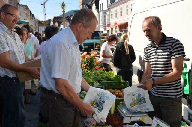 Die Gratis-Biosackerl wurden von Vizebgm. Anton Lueger am Waidhofner Wochenmarkt an Marktfahrer und Besucher verteilt. | Foto: privat