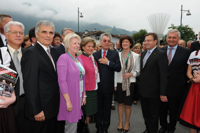 Gemeindetag in Kitzbühel: Auch NÖs Gemeindevertreterpräsident Alfred Riedl (rechts) hier BK Faymann, BP Fischer und Tirols LH Platter war dabei.