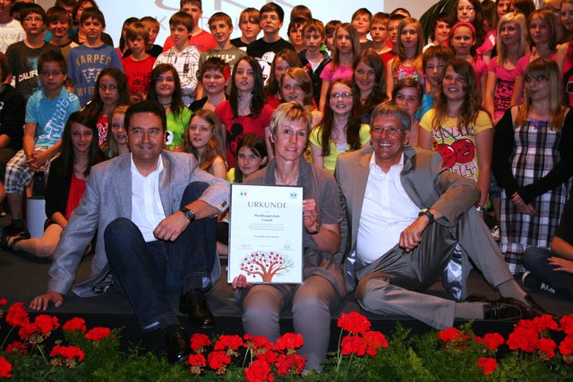 LHStv. Peter Kaiser und KGKK-Obmann Georg Steiner gratulieren der Musikhauptschule Gmünd mit Lehrerin Martina Tuppinger.