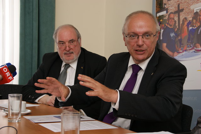 Evangelisch: Superintendent NÖs Paul Weiland und Bischof Michael Bünker stellten in St. Pölten die Aktion "Du bist mehr" vor.