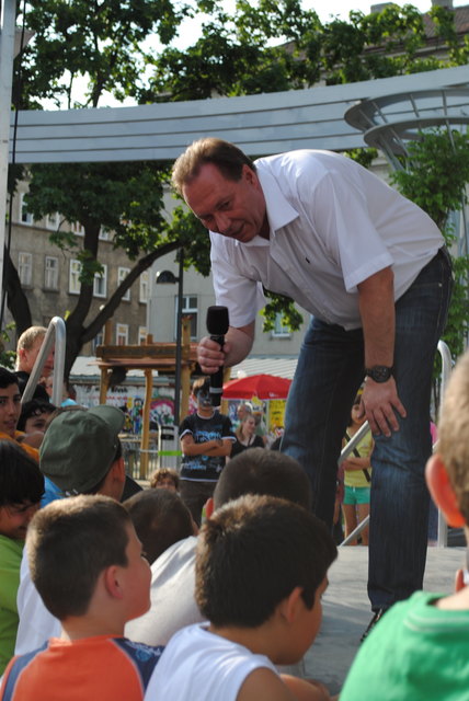 Genießt das Bad in der Kindermenge: Bezirksvorsteher Franz Prokop (SPÖ).