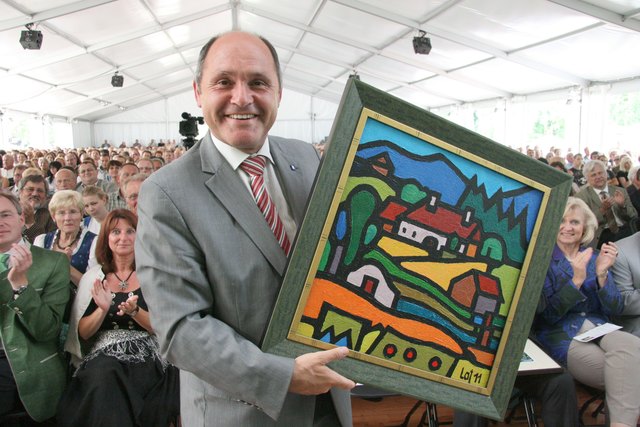 LH-Stv. Mag. Wolfgang Sobotka freut sich über sein Geschenk, dem Original des vom Künstler Gottfried 'Laf' Wurm gestalteten 60 Jahr-Feier-Logos