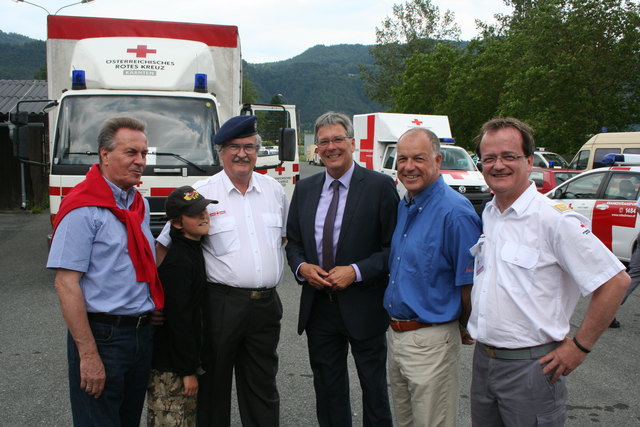 LHStv. Peter Kaiser erneuerte bei seinem Besuch der Landeskatastrophenübung in Ferlach seine Forderung nach einer großen Strahlenschutzübung. Am Foto mit Siegfried Kowatsch (Landesfinanzreferent des Roten Kreuzes Kärnten), Notarzt Dieter Kopper, BgM. Ingo Appe und Landesrettungskommandant Georg Tazoll.