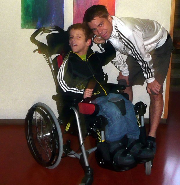 Malik Verigov bedankte sich mit besonderen Streicheleinheiten bei seinem Betreuer Simon Opferkuch für den nagelneuen, hochmodernen Rollstuhl. | Foto: Foto: SPZ Feldbach