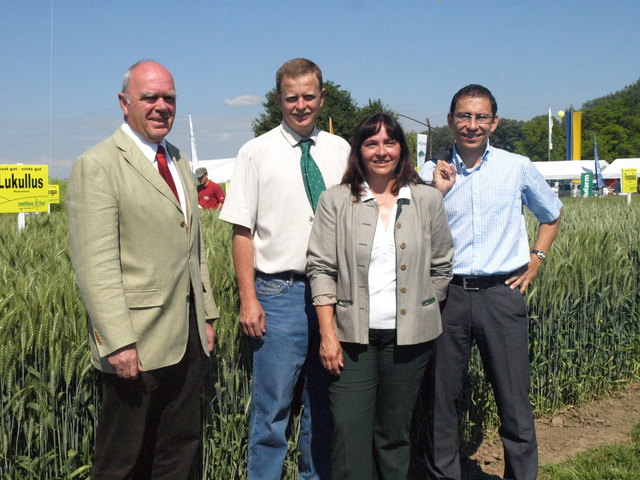 Karl Fischer, BBK-Obmann Manfred Zörnpfenning, Bezirksbäuerin Christine Zimmermann und Franz Lembacher beim Feldtag in Weikendorf. | Foto: Mold