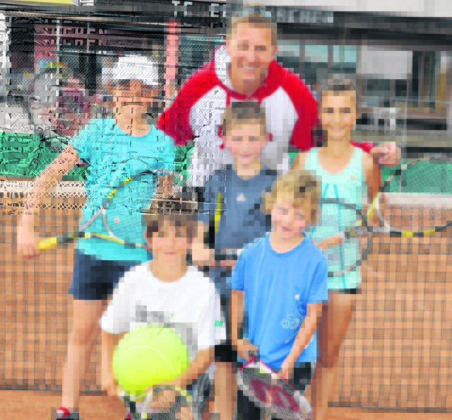 Trainer Franz Kresnik mit Isidora Ivancevic, Felix Pils, Benita Nasic sowie vorne Lukas und Thomas Rohseano