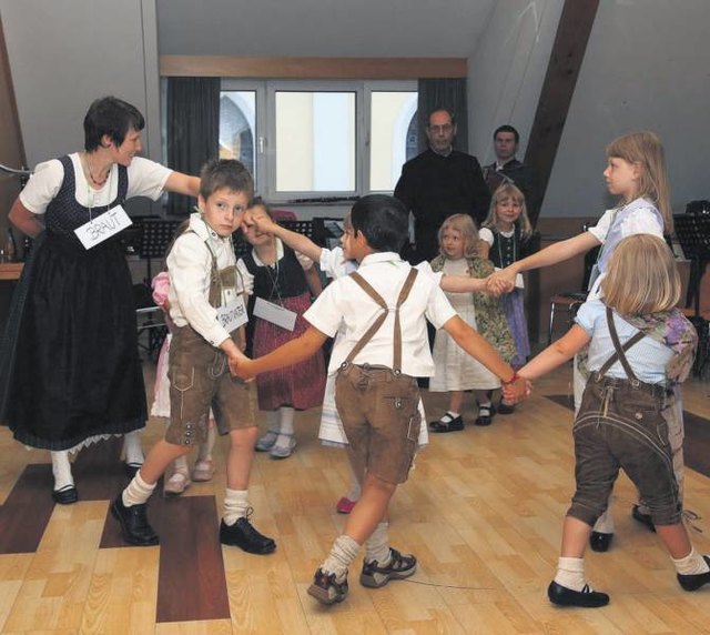 Wahrscheinlich einer der letzten Auftritte von Kindergartenpädagogin Sophie Wagnes mit ihrer Tanzgruppe, die sie in der Freizeit betreute.                           Fotos: WOCHE