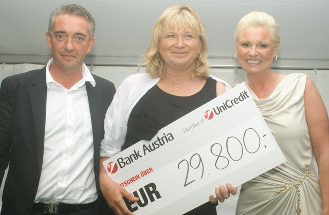 Bei der feierlichen Übergabe: Alexander Thaller, Andrea Ackerer (Verein Pferdestärken) und Marion Thaller.