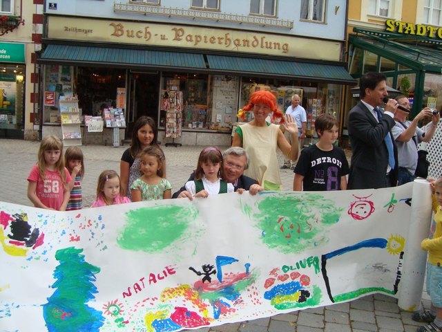 Die Kinder überreichten Bgm. Osterbauer und StR Labenbacher das Bild beim Platzkonzert des MV Natschbach-Loipersbach