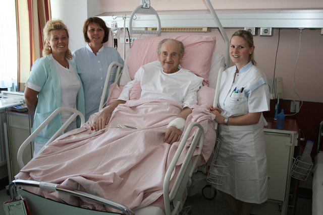 Erfreut. PH Sabine Binder, DGKS Roswitha Zimmermann (Stationsleitung Interdisziplinäre Station) und DGKS Carmen Hammer verlagern Patienten Erich Klinger in die „Königsstuhllagerung“.Foto: Holding