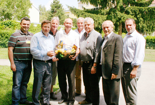Die Vertreter der Bezirks-SP mit dem Warenkorb.