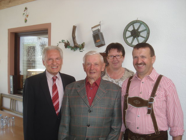 Alles Gute! Laudator LAbg. a.D. Helmut Doppler, Tochter Marlene Lindner und Sohn Johannes Lanmüller gratulierten Jubilar Martin Lanmüller. | Foto: privat