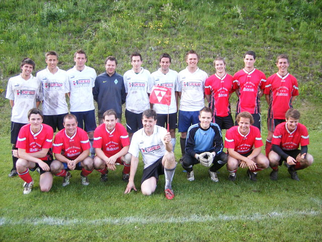 Die Siegermannschaft FC Magic Eder (weiße Trikots) mit dem Finalgegner Oberländermix.