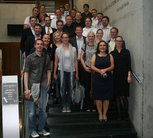 Die Teilnehmer am 10-Jahres-Treffen aus den Jahrgängen FM97 und IBS97 der FH Kufstein mit FH-Rektor Prof. (FH) Dr. Johannes Lüthi (2. Reihe, 1. v. r.), Geschäftsführer Prof. (FH) Dr. Thomas Madritsch (2. Reihe, 1. v. l.), FM-Studiengangsleiter Dipl.-Ing. (Univ.) Christian Huber (4. Reihe, 2. v. r.) und IBS-Studiengangsleiter Prof. (FH) Dr. Stephan Hornig (3. Reihe, 2. v. l.).