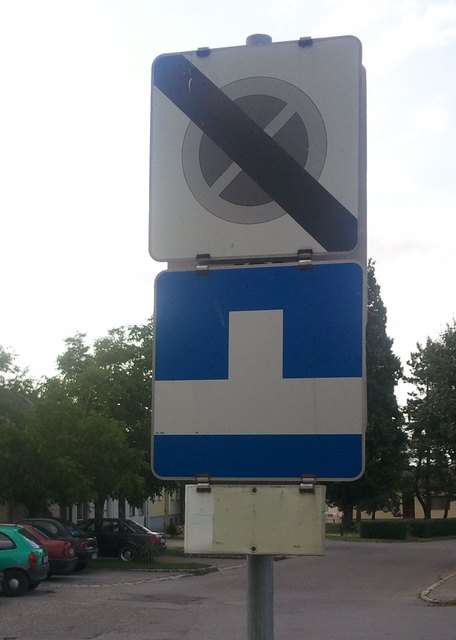Es ist ja nicht mehr zu erkennen, was auf der Zusatztafel zur Sackgasse einmal stand. Folgt man allerdings dem Straßenverlauf (Venusstraße) so befindet man sich ganz sicher nicht in einer Sackgasse