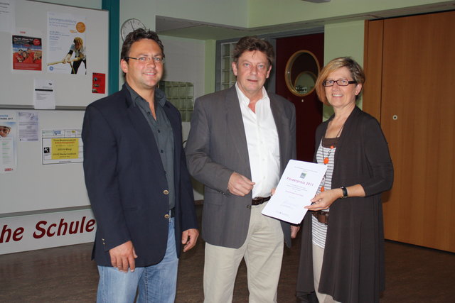 Von rechts : Bezirksschulinspektorin Magret Egger gratulierte Dir. Hannes Pierzinger und Projektleiter Gottfried Schneider für den PTS Förderpreis 2011 und PTS Gütesiegel 2011 vom Bundesministerium.