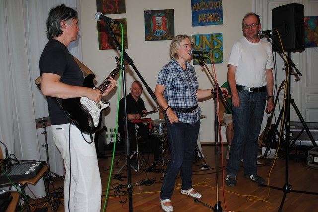 Die musikalischen Einlangen des Theaterabends übernahme die Band Origo von der Werkstätte Jugend am Werk, Graz: Erich Rath (Gitarre), Sabine Thaller (Gesang), Mario Garzano (Drums), Peter Hessler (Gesang) und der ehemalige Zivildiener Peter (Gitarre).