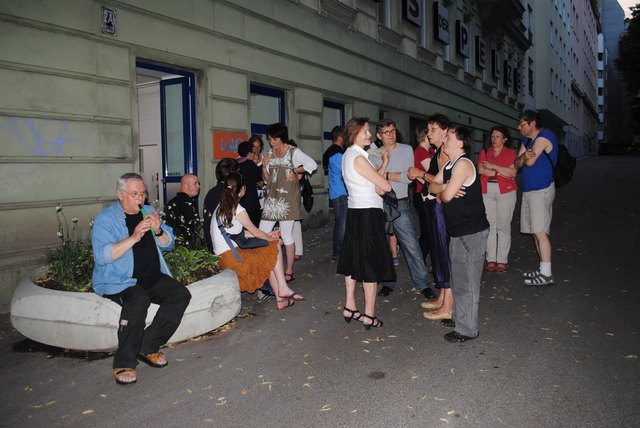Weil's drinnen gar zu heiß war, feierten einige Finissage-Gäste vor der Galerie im Park fröhlich weiter.