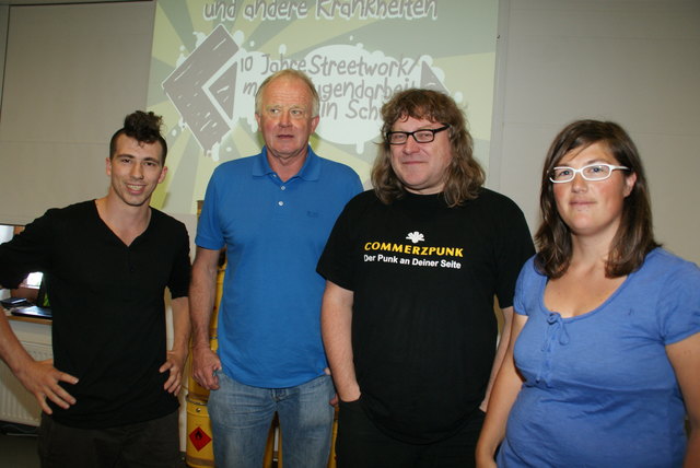 Streetworker Jakob Schnizer, Hannes Wannitschek, Autor Klaus Farin und Streetworkerin Petra Witting (v.l.n.r.).