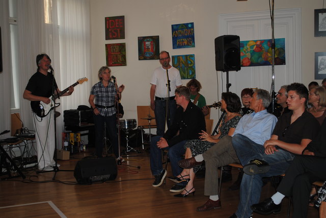 Die musikalischen Einlangen des Theaterabends übernahme die Band Origo von der Werkstätte Jugend am Werk, Graz: Erich Rath (Gitarre), Sabine Thaller (Gesang), Mario Garzano (Drums), Peter Hessler (Gesang) und der ehemalige Zivildiener Peter (Gitarre).