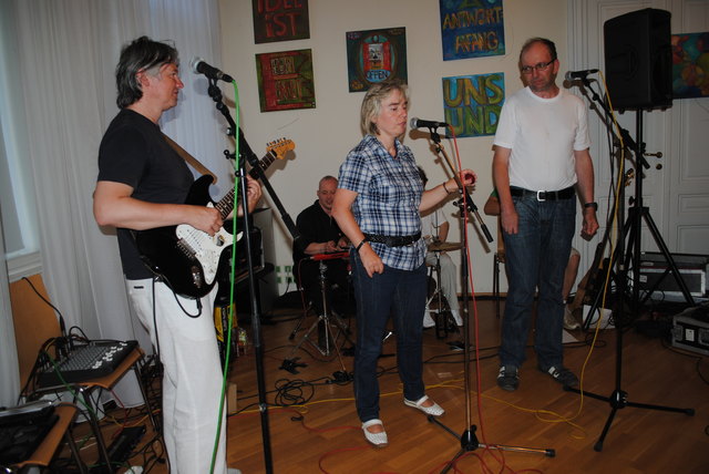 Die musikalischen Einlangen des Theaterabends übernahme die Band Origo von der Werkstätte Jugend am Werk, Graz: Erich Rath (Gitarre), Sabine Thaller (Gesang), Mario Garzano (Drums), Peter Hessler (Gesang) und der ehemalige Zivildiener Peter (Gitarre).