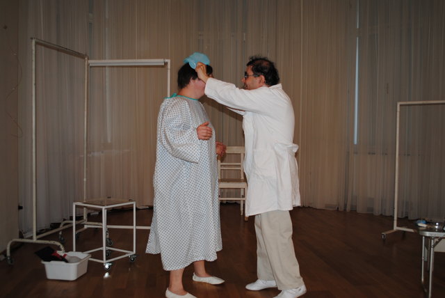 Sondereinlage am Schluss: Mario Garzaner setzt Schauspielkollegin Annegret Janisch noch schnell ein OP-Kapperl auf den Kopf!